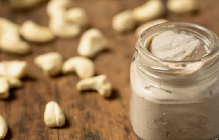 কাজু বাদাম বেটে দুধের সঙ্গে গুলিয়ে, পেস্টের মতো তৈরি করে চোখের চারপাশে লাগাতে পারেন। এতেও উপকার মিলবে।