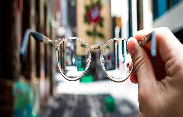 ভিটামিন এ এবং ভিটামিন বি১২-এর ঘাটতি দৃষ্টিশক্তি কেড়ে নিতেও পারে। কর্নিয়া শুকিয়ে যায় এই দুই ভিটামিনের অভাবে। প্রভাব পড়ে রেটিনাতেও। ছবি: সংগৃহীত