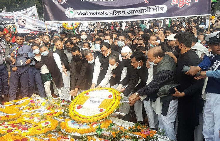 শহীদ মিনারে মহান ভাষা আন্দোলনে শহীদদের স্মৃতির প্রতি শ্রদ্ধা জানিয়েছে বাংলাদেশ আওয়ামী লীগ। ছবি: মাহবুব আলম