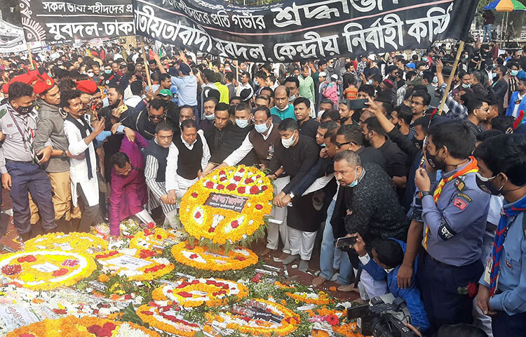 অমর একুশের শহীদদের ফুলেল শ্রদ্ধা নিবেদন করছে বাংলাদেশ জাতীয়বাদীয় কেন্দ্রীয় কমিটি। ছবি: বিপ্লব দিক্ষিৎ