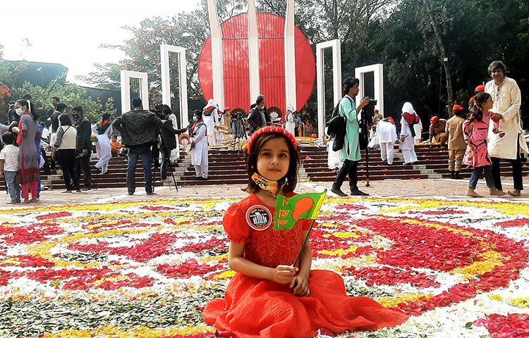 একুশের ভাষাশহীদদের শ্রদ্ধা জানাতে বড়দের সঙ্গে এসেছে শিশুটিও। এভাবেই ভাষার প্রতি ভালোবাসা ছড়িয়ে পড়বে আমাদের প্রজন্ম থেকে প্রজন্মের মাঝে। ছবি: মাহবুব আলম