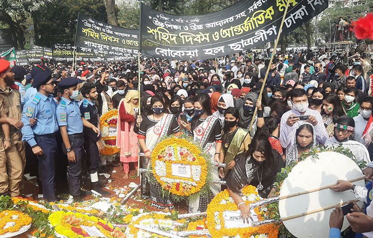 ঢাকা বিশ্ববিদ্যালয়ের বিভিন্ন হলের শিক্ষার্থীরা ভাষাশহীদদের শ্রদ্ধা জানাতে এসেছে। ছবি: মাহবুব আলম