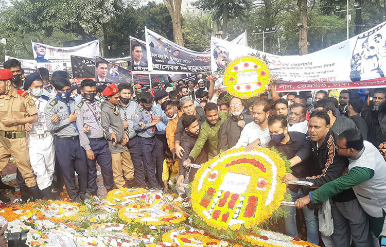 অমর একুশের শহীদদের স্মৃতির প্রতি শ্রদ্ধা জানাতে আসেন বিভিন্ন শ্রেণি ও পেশার মানুষ। ছবি: মাহবুব আলম