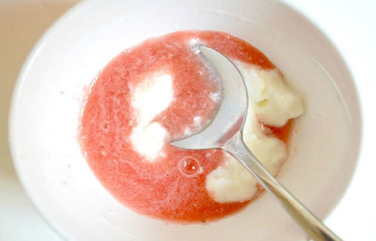 দই যেমন ত্বক ঠান্ডা রাখে, তরমুজ ত্বক ঠান্ডা রাখে। ১ কাপ দইয়ের সঙ্গে কয়েকটা মাঝারি সাইজের তরমুজের টুকরো বেøন্ড করে নিন। সারা মুখে এই প্যাক লাগান। ২০ মিনিট রেখে ধুয়ে ফেলুন। পোাড়া ভাব উঠে যাবে।