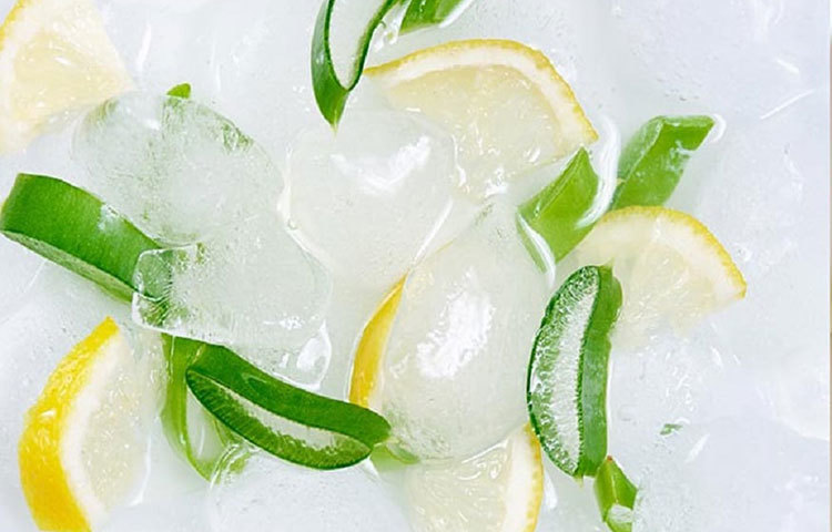 লেবুর রস ত্বকের তেলাভাব দূর করে। অ্যালো ভেরা ত্বক ময়শ্চারাইজ করে। ২ টেবিল চামচ অ্যালোভেরা জেলের সঙ্গে ২ চা চামচ লেবুর রস মিশিয়ে নিন। এই প্যাক মুখে লাগিয়ে রাখুন ২০ মিনিট।