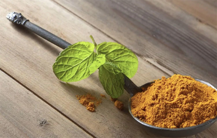 ত্বকের চুলকানি, অস্বস্তি দূর কর পারে মিন্ট। আবার মুলতানি মাটি ত্বক থেকে অতিরিক্ত তেল শুষে নেয়। ১ আঁটি পুদিনা পাতা ভাল করে ধুয়ে বেটে নিন। আধ কাপ মুলতানি মাটির সঙ্গে মিশিয়ে পেস্ট তৈরি করুন। মুখ ও গলায় লাগিয়ে রাখুন। শুকিয়ে গেলে জল দিয়ে ধুয়ে ফেলুন।