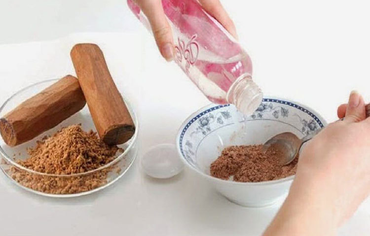 ত্বকের ঔজ্জ্বল্য বাড়ায় চন্দন। আবার গোলাপ জল সতেজ রাখে ত্বক। ২ টেবল চামচ চন্দন গুঁড়োর সঙ্গে রোজ ওয়াটার মিশিয়ে নিন। মুখে লাগিয়ে রাখুন, শুকিয়ে গেলে ধুয়ে ফেলবেন।