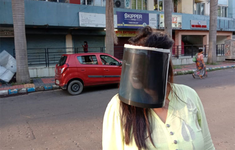 ইতিমধ্যেই করোনা থেকে বাঁচতে বাজারে বেশ কিছু ফেস শিল্ড এসেছে। তবে এই ফেস শিল্ডে শুধু করোনা রোখা যাবে এমনটা নয়। এর সাহায্যে দেখা যাবে আজকের সূর্যগ্রহণও।