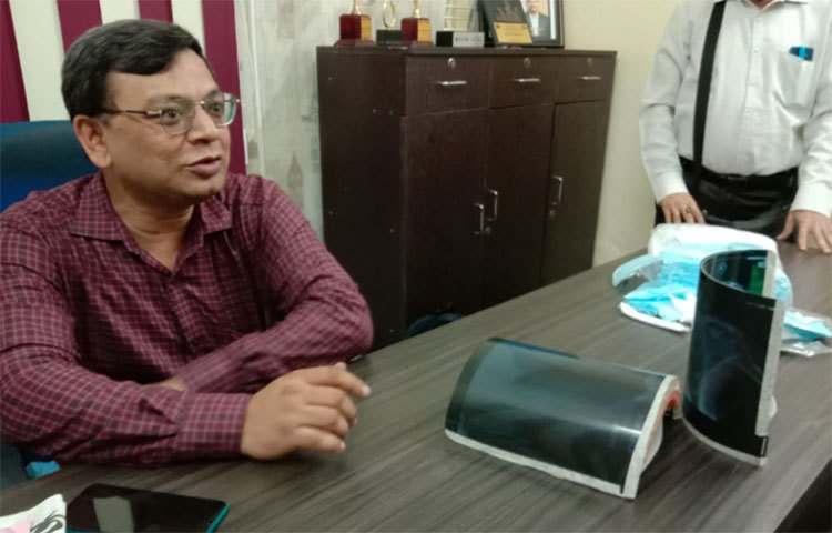 এমনই অভিনব ডুয়েল ফেস শিল্ড বানালেন ভারতের এক স্যানিটাইজার ও মাস্ক প্রস্তুতকারক। অমিত চক্রবর্তী ও সৌরজাত বন্দ্যোপাধ্যায় এই দুই বাঙালি স্বদেশী ভাবনা থেকেই বানাচ্ছেন স্যানিটাইজার মাস্ক এবং অভিনব ফেস শিল্ড।