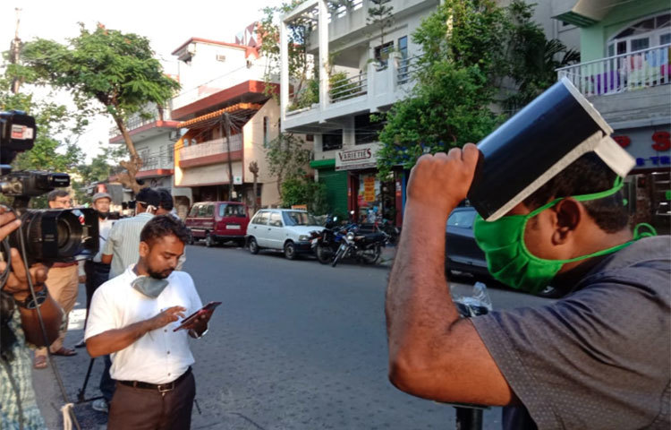 ফলে আলাদা করে আর সূর্যগ্রহণ দেখতে গিয়ে সস্তা বাদামি চশমার দরকার হচ্ছে না। এক ঢাকনাতেই প্রতিরোধ করা যাচ্ছে দুই বাধা করোনা আর আল্ট্রাভায়োলেট রে।