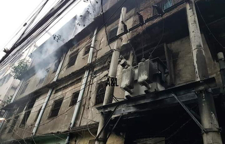 দীর্ঘ পাঁচ ঘণ্টা চেষ্টার পর সকাল পৌনে ৮টায় ফায়ার সার্ভিস অ্যান্ড সিভিল ডিফেন্সের ১৫টি ইউনিট আগুণ নিয়ন্ত্রনে আনে। ছবি: জাগো নিউজ