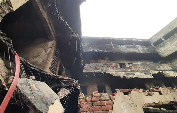 অগ্নিকাণ্ডে হতাহতের ঘটনা না ঘটলেও চারতলা এ ভবনের কমপক্ষে ২৫ থেকে ৩০টি প্লাস্টিক কারখানা ও গুদামের মালামাল পুড়ে ছাই হয়ে গেছে। গভীর রাতে অগ্নিকাণ্ডের ঘটনায় গোটা এলাকায় আতঙ্ক ছড়িয়ে পড়ে। ওই ভবনের ঘুমন্ত লোকজন দিগ্বিদিক ছুটোছুটি করে ছাদের ওপর দিয়ে পালিয়ে প্রাণ বাঁচান। আগুন ছড়িয়ে পড়ার আশঙ্কা ও আতঙ্কে আশেপাশের ভবনের লোকজন বিনিদ্র রাত কাটান। ছবি: জাগো নিউজ