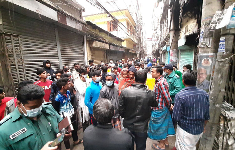 প্রত্যক্ষদর্শী নোয়াখালী ভবনের একটি প্লাস্টিক কারখানার শ্রমিক খোকন জানান, গতরাতে তিনি ওই ভবনের চারতলায় ঘুমিয়ে ছিলেন। গভীর রাতে বৈদ্যুতিক ট্রান্সমিটার বিস্ফোরণের বিকট শব্দ ও লোকজনের চিৎকারে তার ঘুম ভেঙ্গে যায়। ঘুম থেকে উঠে দেখেন ভবনের সামনের দিকে আগুণের ভয়াবহ লেলিহান শিখা ও ধোঁয়া। ছবি: জাগো নিউজ