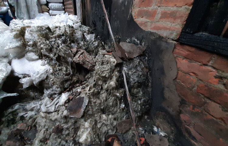 ওই সময় তিনিসহ আরও কয়েকজন দৌঁড়ে ছাদে উঠে পাশের ভবনের ছাদে লাফিয়ে পালিয়ে যান। দূর থেকে চেয়ে দেখেন ভবনের নীচতলা থেকে চারতলা পর্যন্ত প্লাস্টিকের কাঁচামাল ও প্লাস্টিকের তৈরি বিভিন্ন মালামাল পুড়ে কাঁচামালের পোড়া গন্ধ ছড়িয়ে পড়ছে। ছবি: জাগো নিউজ