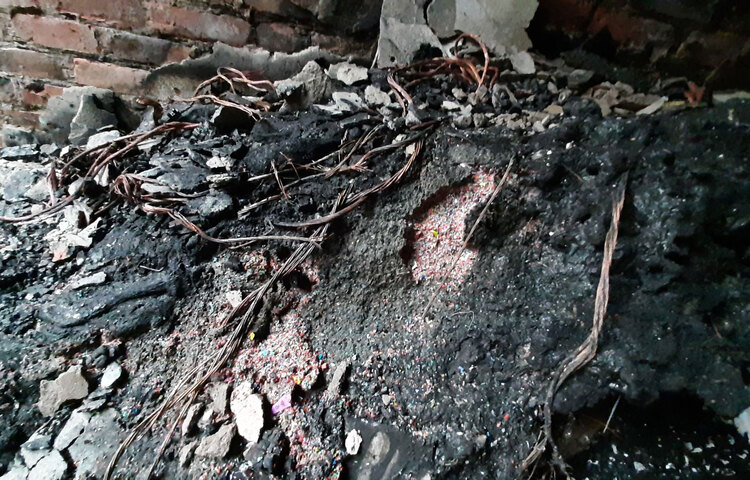 তিনি জানান, এ ভবনে কমপক্ষে ২৫ থেকে ৩০টি প্লাস্টিকের কাঁচামাল ও মালামাল তৈরির সামগ্রী রয়েছে। ছবি: জাগো নিউজ গুদামে বস্তায় বস্তায় প্লাস্টিকের দানা ছিল। ছবি: জাগো নিউজ