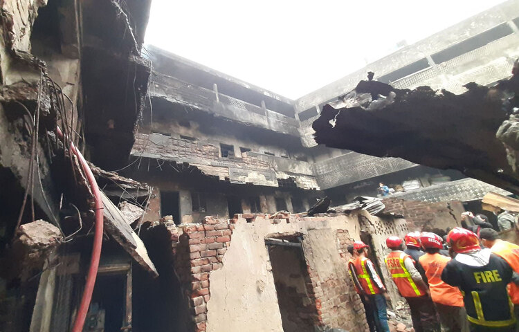 ফায়ার সাভির্সের কর্মীরা আগুন নিয়ন্ত্রণে আনেন। ছবি: জাগো নিউজ