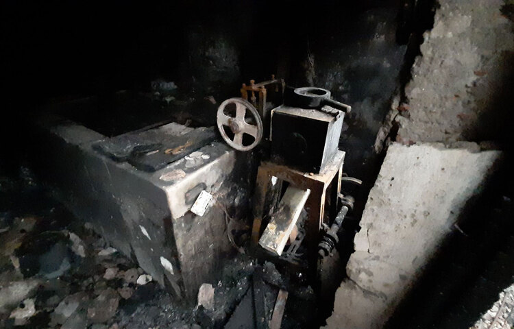 আগুনে পুড়েছে চারতলায় ক্ষুদ্র করাখানার মেশিন। ছবি: জাগো নিউজ