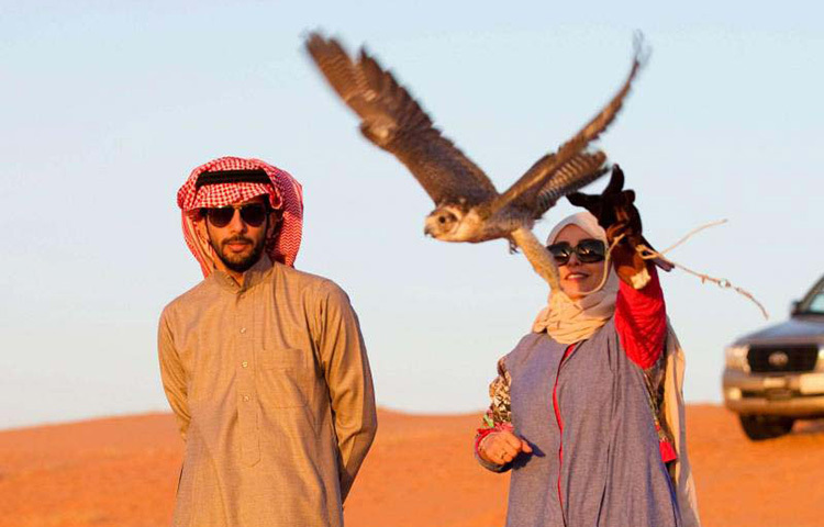 সচকিত হলো কাঁধের ওপর বসা বিশাল পাখিটা। মানুষটার উত্তেজনা টের পেয়ে গেছে পাখিটা। বেদুইনের ঘাড়ের রোমগুলোতে ফুলে ফুলে উঠছে কী এক আক্রোশ। পাখির চোখ জোড়ায় শিকারীর দৃষ্টি। সাধারণ কোন চোখ নয় ওটা। মানুষের চেয়ে সাত-আট গুণ বেশি পাওয়ারফুল। ভালো দেখতে পায় ওই ইন্দ্রিয়। ছবি: সংগৃহীত