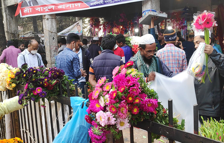 রাজধানীর শাহবাগের ফুলের দোকানে উপচেপড়া ভিড়। ছবি: জাগো নিউজ