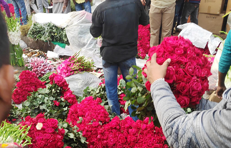 খুচরা বিক্রেতারা রাজধানীর বিভিন্ন এলাকা থেকে পাইকারি মূল্যে শাহবাগ থেকে ফুল কিনে নেয়ার জন্য এসেছেন। ছবি: জাগো নিউজ