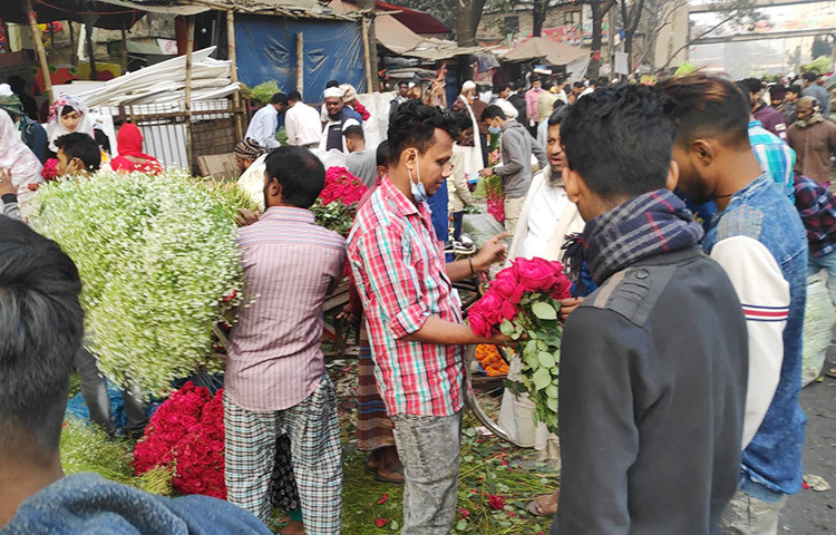 বেশ কয়েকজন ফুল ব্যবসায়ীর সাথে কথা বলে জানা গেছে, এ বছর প্রত্যাশার চেয়ে বেশি ফুল বিক্রি হচ্ছে। ছবি: জাগো নিউজ