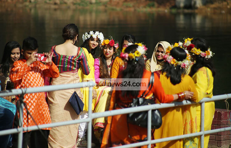 ফাগুন সাজে সেজেছেন তারা। ছবি: মাহবুব আলম