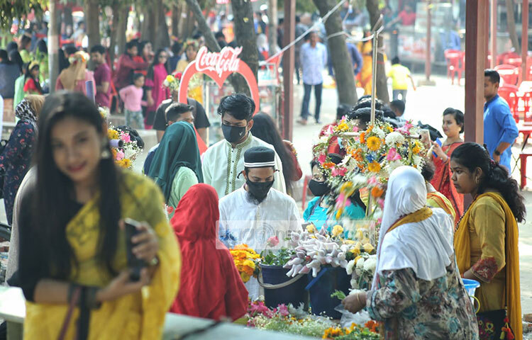 প্রিয় মানুষের জন্য ফুল কিনছেন কেউ কেউ। ছবি: মাহবুব আলম
