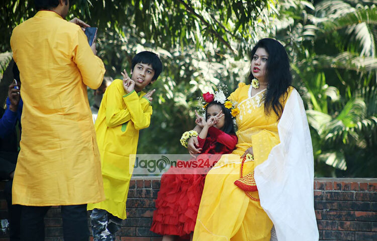 আনন্দময় মুহূর্তকে ক্যামেরাবন্দি করছেন তারা। ছবি: মাহবুব আলম