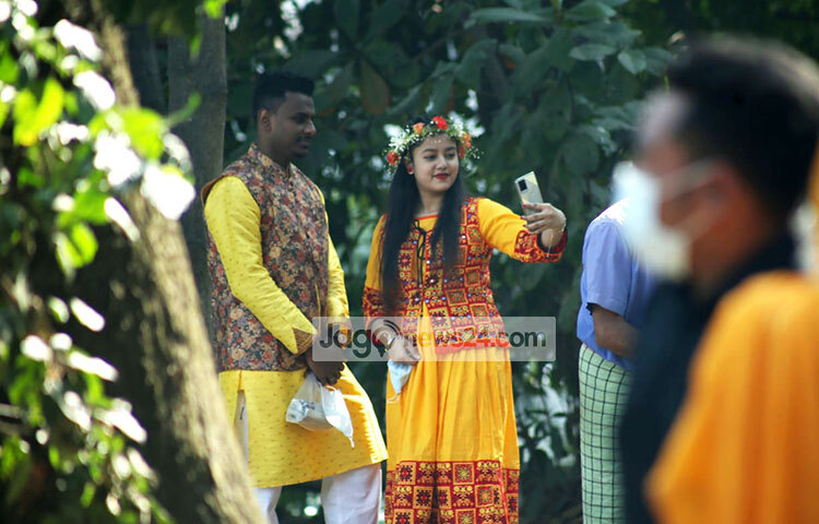 ঘুরতে এসে সেলফিবন্দি। ছবি: মাহবুব আলম