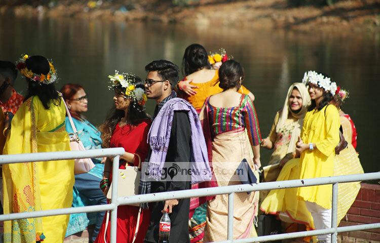 ধানমন্ডি লেকের পাড়ে আনন্দময় মুহূর্ত। ছবি: মাহবুব আলম