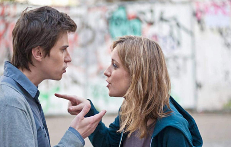 দাম্পত্য জীবনে দুজনেই নিজেদের জীবনে এতটাই ব্যস্ত যে একে অন্যের জন্য সময় পাওয়া হয়ে উঠেছে কঠিন। আর সেই সুযোগে বাড়ছে দূরত্ব। নিত্য-নতুন অশান্তি দানা বাঁধছে প্রতি মুহূর্তে। যার জেরে আজকাল কারণ ছাড়া ঝগড়া করেন দুজন। সম্পর্কটা দিন দিন যে তিক্ত হয়ে যাচ্ছে তা বুঝতে পারছেন। অথচ চাইলেও ঠিক করতে পারছেন না। ছবি: সংগৃহীত