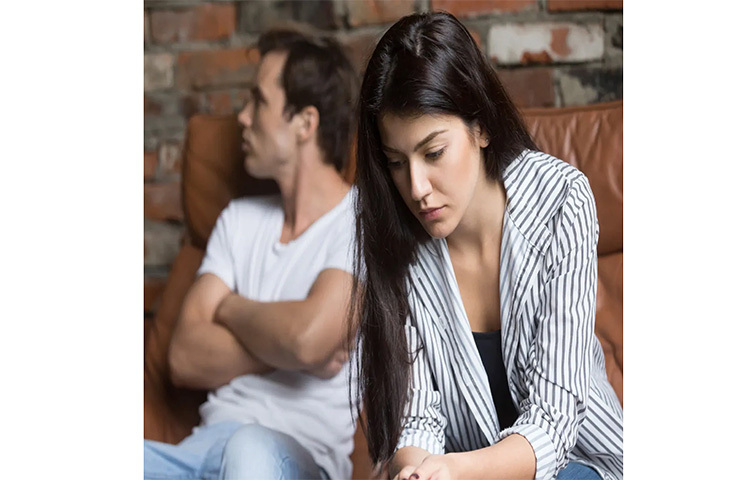 এবার নতুন বছরে সব ঠিক করে ফেলুন। পারিবারিক পরামর্শদাতাদের এই কয়েকটি পরামর্শ মানলেই হতে পারে ম্যাজিক। নতুন বছরে দুজনে রেজোলিউশন নিন দাম্পত্য জীবনের হারানো ঔজ্বল্য ফিরিয়ে আনবেন এই জাদুমন্ত্রে। ছবি: সংগৃহীত