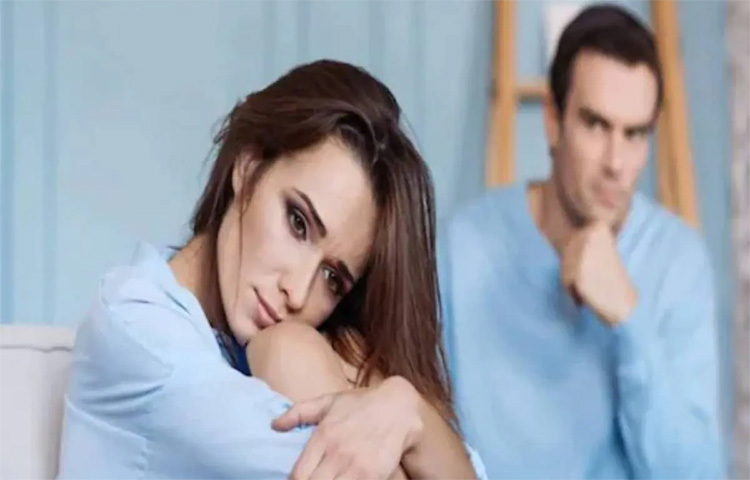 দাম্পত্য জীবনে পার হয়েছে বেশ কয়েকবছর। দুই থেকে তিন হয়েছেন। বাচ্চার স্কুল, অফিস, সংসার সব নিয়ে দিন কাটে চরম ব্যস্ততায়। অন্যদিকে আপনার বরও ছুঁটে চলেছে কাজের পিছনে। ছবি: সংগৃহীত