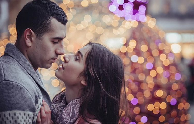 প্রতিমাসে একটা দিন রাখুন শুধু দুজনের জন্য। এই দিন কারও সঙ্গে নয়, বরং নিজেরা সময় কাটাবেন। পুরনো দিনের মতো প্রেমে মজে উঠুন। বিশেষ না হলেও নিজেদের জন্য বিশেষ করে তুলুন সাদামাটা কোনো ছুটির দিনকেই। ছবি: সংগৃহীত