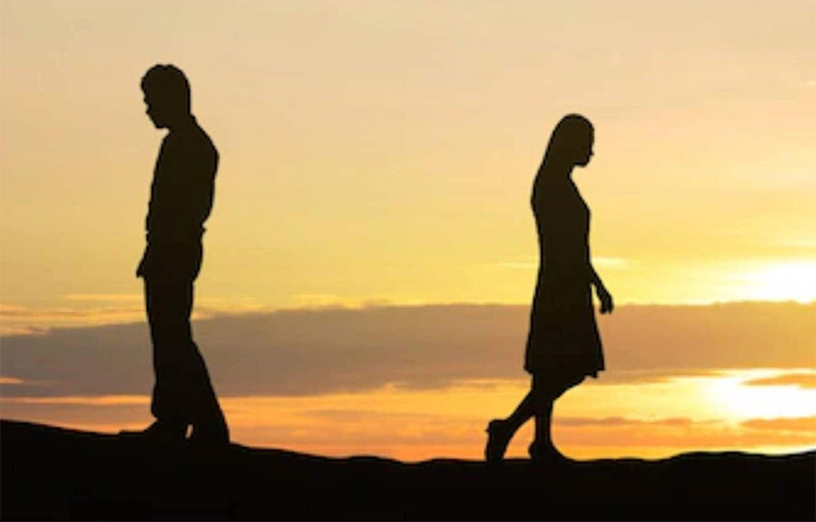 অহেতুক ঝগড়া বন্ধ করার প্রতিজ্ঞা করুন নতুন বছর থেকেই। নিজের মাথা ঠান্ডা করুন। কারণ ছাড়া ঝগড়া করবেন না। যতটা সম্ভব দুজনেই ঝগড়া এড়িয়ে চলুন। তবেই, সব ঠিক হবে। একে অন্যের ইচ্ছেকে গুরুত্ব দেওয়ার অঙ্গীকার নিন। ছবি: সংগৃহীত