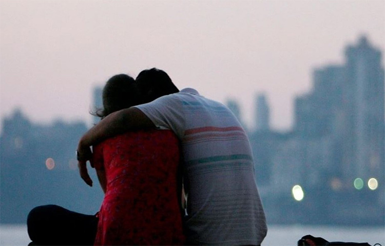 সবসময় সব ক্ষেত্রে একজনের ইচ্ছে খাটলে ঝামেলা হবেই। তাই দুজনের ইচ্ছে গুরুত্ব পাক সব সময়। এবার থেকে কখনোই একা কোনো সিদ্ধান্ত নেবেন না। দুজনে মিলে সব সিদ্ধান্ত নিন। তবেই দেখবেন সব ঠিক হয়ে যাবে। ছবি: সংগৃহীত