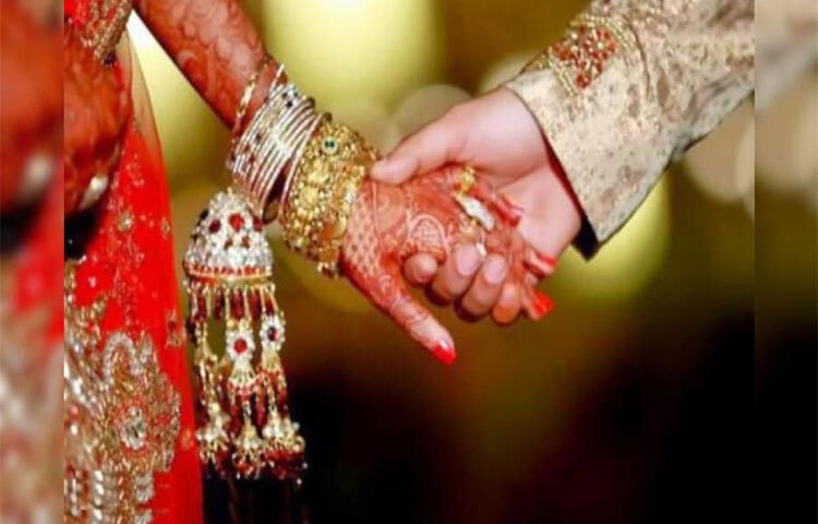 দাম্পত্য জীবনকে দীর্ঘ সময় সুখী রাখতে স্বামী-স্ত্রীর মধ্যে আস্থা থাকা খুবই জরুরি। তা না হলে সম্পর্ক টিকিয়ে রাখা কঠিন হয়ে পড়ে। প্রায়শই আমরা দেখেছি যে একটি ছোট জিনিসও একটি বড় ফাটল সৃষ্টি করতে পারে দাম্পত্য সম্পর্কে। যা সাধারণত উপেক্ষা করা হয়। ছবি: সংগৃহীত