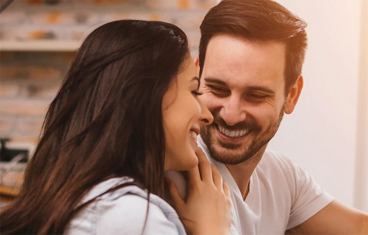 আমাদের সমাজে বেশিরভাগ পুরুষ কর্মজীবী এবং তুলনামূলকভাবে গৃহিণীর ভূমিকা পালন করেন এমন স্ত্রীর সংখ্যা বেশি। সেই কারণে সারাদিন কাজের সূত্রে স্বামীর থেকে দূরত্বও স্ত্রীদের কষ্ট দেয়। দিনে প্রায় ৯ থেকে ১০ ঘণ্টা বিচ্ছেদ এবং আরও অনেক ভুল বোঝাবুঝির কারণে সম্পর্কের টানাপোড়েন শুরু হয় দুজনের মধ্যে। ছবি: সংগৃহীত