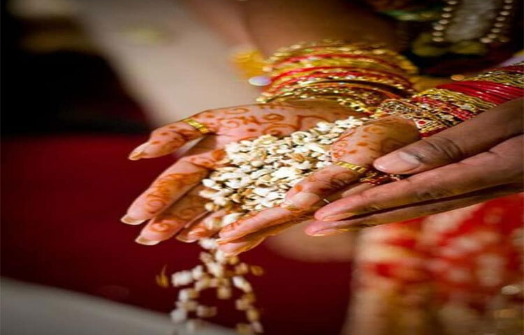 যদি বিয়ের পর বেশ কয়েক মাস বা বহু বছর কেটে গিয়ে থাকে, স্বামী-স্ত্রীর মধ্যে কথাবার্তা হওয়া খুবই দরকার। কোনো সমস্যা হলে নিজেদের মধ্যে বিষয়টি মিটিয়ে নেওয়া ভালো। ব্যস্ততার কারণে পুরুষরা যদি স্ত্রীর সঙ্গে কম কথা বলেন, তাহলে সম্পর্ক নষ্ট হতে বাধ্য। ছবি: সংগৃহীত