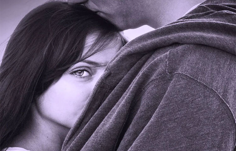 প্রত্যেক স্ত্রীই চান তার স্বামী বাড়িতে এলে তার সঙ্গে কথা বলুক এবং তাকে যথেষ্ট সময় দিন। কিন্তু অনেক পুরুষই মোবাইলের প্রতি তাদের মনোযোগ ত্যাগ করতে পারেন না বাড়ি ফিরেও। কোনো না কোনো গ্যাজেটের সঙ্গে লেগে থাকতে পারে না। পুরুষরা মোবাইল দেখে বেশি হাসলে স্ত্রীর সন্দেহ বহুগুণ বেড়ে যায়। সেজন্য ফোনের চেয়ে জীবনসঙ্গীর সঙ্গে বেশি সময় কাটানো শ্রেয়। ছবি: সংগৃহীত