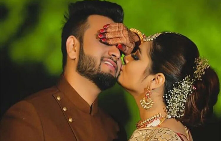 বিয়ের আগে আপনার অনেক সম্পর্ক থাকতে পারে, কিন্তু বিয়ের পর যখনই আপনি স্ত্রীর সঙ্গে বসবেন, ভুলেও কখনো আপনার প্রাক্তন প্রেমিকা সম্পর্কে কথা বলবেন না, অন্যথায় স্ত্রী অনুভব করবে যে আপনি এখনও প্রাক্তন প্রেমিকাকে  মিস করছেন। বা তাকে ভুলতে পারছেন না। আপনার জীবনের নারীর মনে সন্দেহ সৃষ্টির এটি একটি বড় কারণ। ছবি: সংগৃহীত