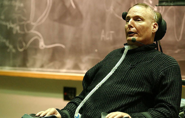 ক্রিস্টোফার রিভ: হলিউডের প্রাক্তন ‘সুপারম্যান’খ্যাত পরিচালক এবং চলচ্চিত্র নির্মাতা তিনি। কিন্তু ‘সুপারম্যান’-এর শুটিংয়ে ঘোড়ার পিঠ থেকে পড়ে স্পাইনাল কর্ডে আঘাত লাগে, যা তার শরীরকে স্থবির করে দেয়।