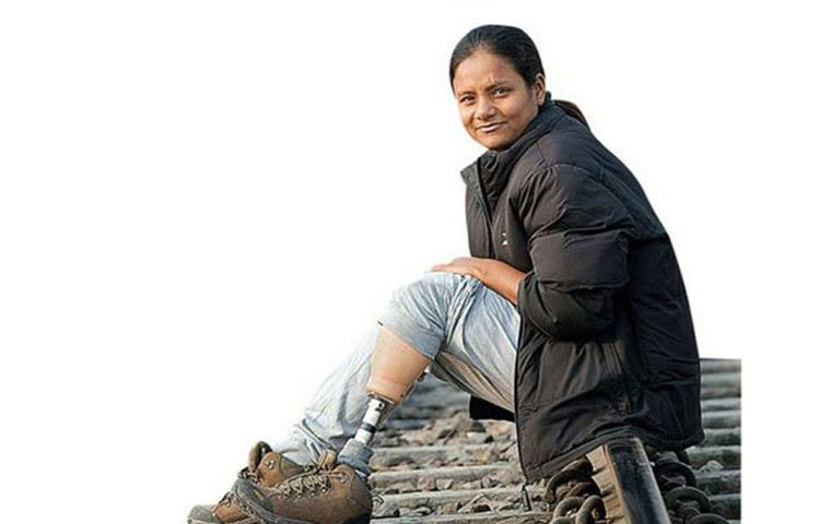 অরুণিমা সিংহ: তিনি একমাত্র পর্বতারোহী যিনি নকল পা নিয়ে এভারেস্ট শৃঙ্গ জয় করেছেন। দুষ্কৃতীরা চলন্ত ট্রেন থেকে ছুড়ে ফেলে দিয়েছিল অরুণিমাকে। ভাঙা পা নিয়ে রেল ট্র্যাকে পড়েছিলেন অরুণিমা।