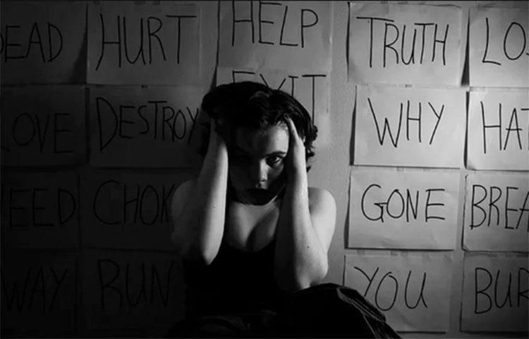 বলিউডের অন্যতম অভিনেতা সুশান্ত সিং রাজপুত, যার মৃত্যু ঘিরে শুরু হয়েছে ধোঁয়াশা। প্রাথমিক তদন্তে জানা গিয়েছে বেশ কয়েকদিন ধরে অবসাদে ও হতাশায় ভুগছিলেন এই অভিনেতা। আর এর ফলেই নাকি তিনি আত্মহননের পথ বেছে নেন। যদিও এই ঘটনার তদন্ত সাপেক্ষ। তবে সুশান্তের মৃত্যুর পরেই দেশ জুড়ে আলোড়ন শুরু হয়েছে হতাশা শব্দটি নিয়ে। কী এই হতাশা বা অবসাদ? কেন মনকে গ্রাস করে এই অবসাদ?