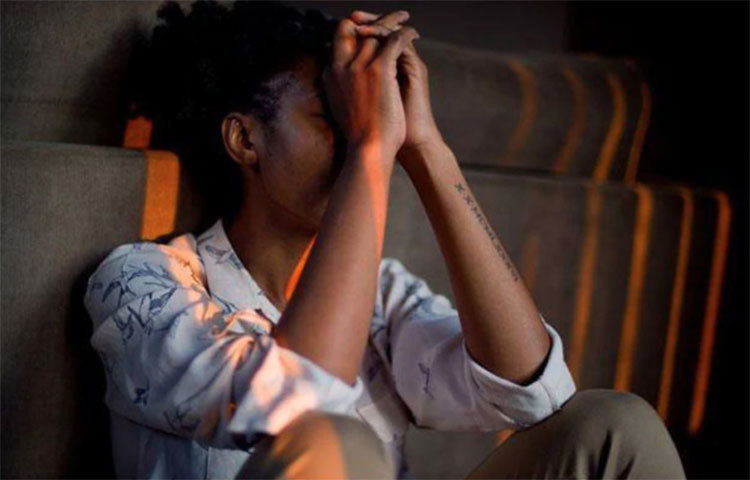 অনেকের মনেই দানা বেঁধেছে একটা প্রশ্ন, কতটা শক্তিশালী মনের এই অসুখ? বিশেষজ্ঞদের মতে, প্রত্যেকের জীবনেই যখন তখন হানা দিতে পারে হতাশা। দীর্ঘ লকডাউন, মূল্যবৃদ্ধি, চরম অর্থ সঙ্কট, পেশাগত অনিশ্চয়তা, ব্যক্তিগত সম্পর্কের দূরত্ব ইত্যাদি নানা কারণে মন অবসাদগ্রস্ত হয়ে পড়তে পারে।