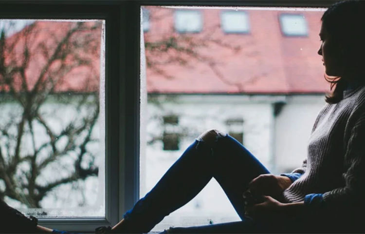 কখনও কাজের চাপে, কখনো চাকরির সমস্যা, কখনও সাংসারিক জীবনে অশান্তির কারণ, কখনো পরীক্ষায় ভালো ফল না হওয়া, কখনো অন্যদের থেকে কোনো ক্ষেত্রে পিছিয়ে পড়ার ভয় আমাদের অজান্তেই মনকে ভারাক্রান্ত করে তোলে। জীবনের যে কোনো মানসিক চাপের কারণে আমাদের ঘিরে ধরতে পারে এই হতাশা।