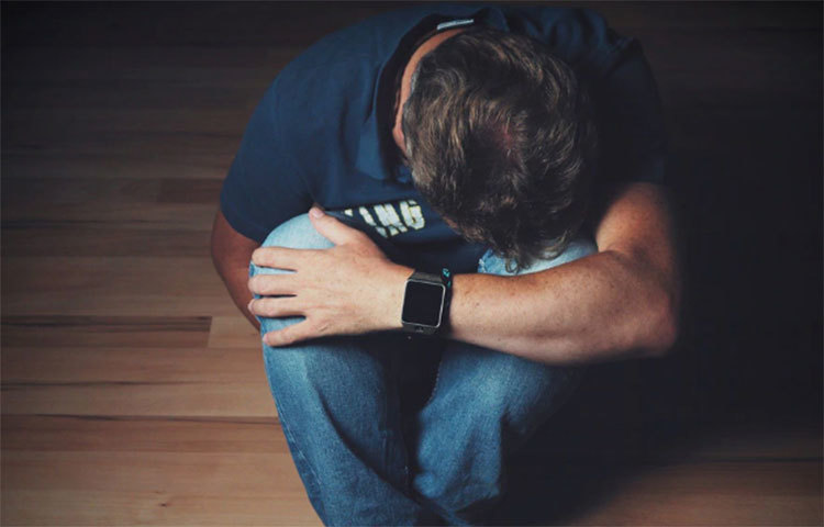 হতাশাগ্রস্ত ব্যক্তিরা একাকীত্বে ভোগেন বেশির ভাগ সময়। মানসিক স্বাস্থ্যকে অবসাদ এমনভাবে প্রভাবিত করতে পারে, যে আক্রান্ত ব্যক্তি যে কোনো চরম সিদ্ধান্ত মুহূর্তেই নিয়ে ফেলেন। একাকীত্ব, মানসিক যন্ত্রণা, দুঃখ, হতাশা ধীরে ধীরে অবসাদের রূপ নেয়। মনোবিদদের মতে, সাফল্যের শীর্ষে থাকা কোনো ব্যক্তিও একাকীত্ব বা ঈর্ষার কারণে অবসাদগ্রস্ত হয়ে পড়েন।