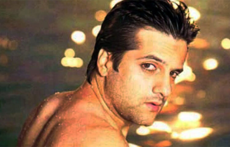 রামগোপালের সঙ্গে পর পর তিনটি ছবি স্বাক্ষর করেছিলেন ফারদিন। ‘জাঙ্গল’-এরপর ‘প্যায়ার তুনে ক্যায়া কিয়া’ এবং ‘লভ কে লিয়ে কুছ ভি করেগা’। ফারদিনের দাবি, সে সময় ঊর্মিলা মাতÐকর ছাড়া অন্য নায়িকারা তার সঙ্গে কাজ করতে রাজি ছিলেন না! ছবি: সংগৃহীত