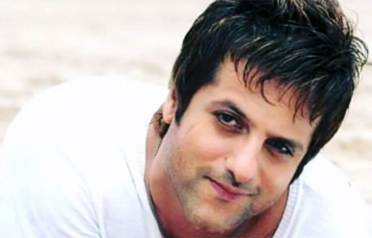 চলতি বছরের ফেব্রæয়ারিতে ‘বিস্ফোট’-এর কাজ শেষ করেছেন। ফারদিনের ওই ‘কামব্যাক’ ছবিতে রয়েছেন রীতেশ দেশমুখ এবং প্রিয়া বোপটও। ‘রক, পেপার অ্যান্ড সিজর্স’ নামে একটি ভেনিজুয়েলান ছবির হিন্দি পুনর্র্নিমাণ এই ছবি। পরিচালনায় রয়েছেন কুকি গুলাটি। ছবি: সংগৃহীত