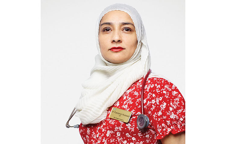 এবার সেখানকার স্বাস্থ্য বিভাগের (ন্যাশনাল হেলথ সার্ভিস-এনএইচএস) উদ্যোগে টানানো এক বিলবোর্ডে স্থান করে নিয়েছেন তিনি। এনএইচএস-এর অফিসিয়াল ওয়েবসাইট থেকে এ তথ্য জানা গেছে।